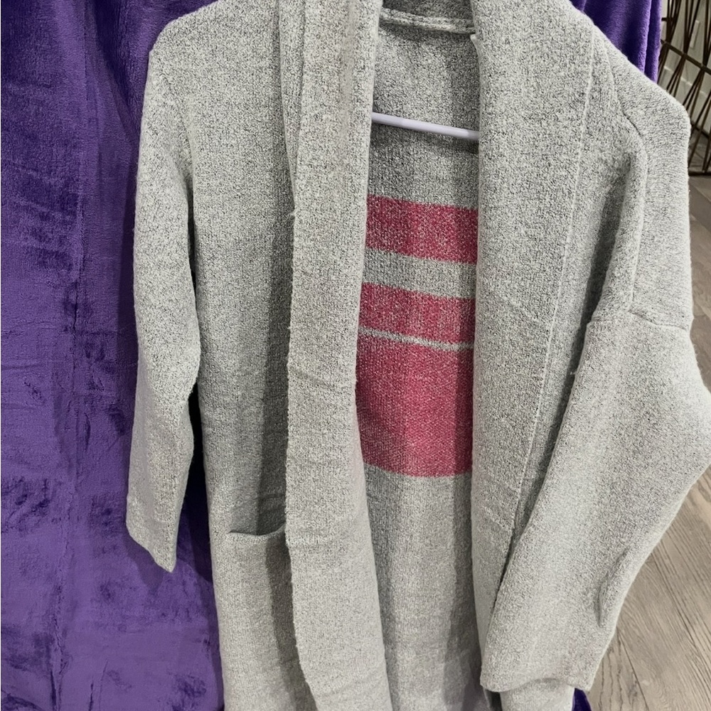 Elegant Caryn Lawn Gray Women's Keep Smiling Cardigan with Pink Accents-NWT